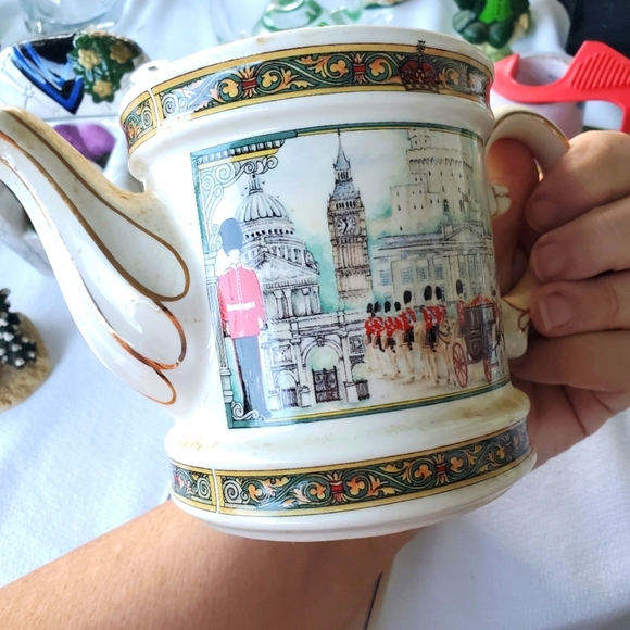 Vintage James Sadler Porcelain Tea Pot Horseguards Made in England London Queen - Picture 3 of 8